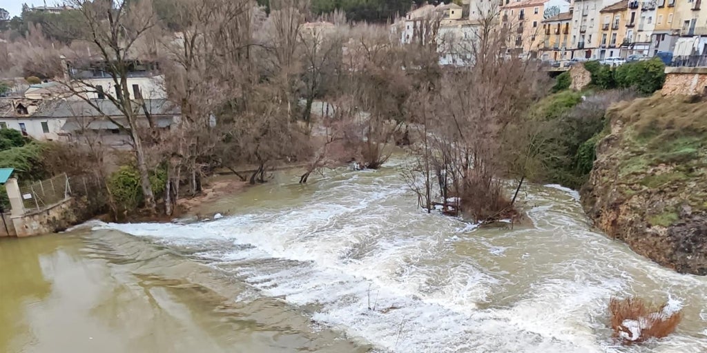 Todas las localidades ribereñas del Júcar cercanas a Cuenca capital reciben una alerta por la crecida de caudal