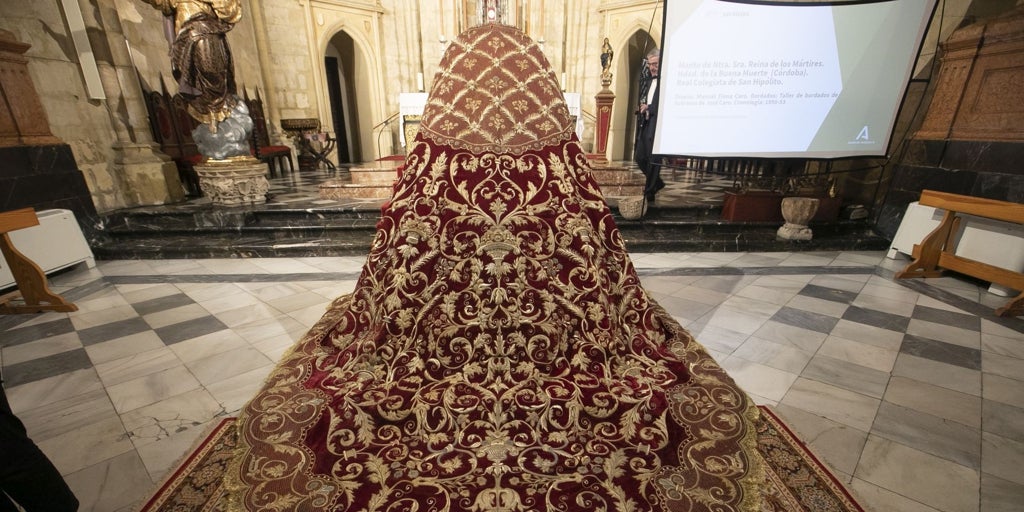 El manto de la Reina de los Mártires, restaurado, vuelve a brillar como joya del bordado de la Semana Santa de Córdoba