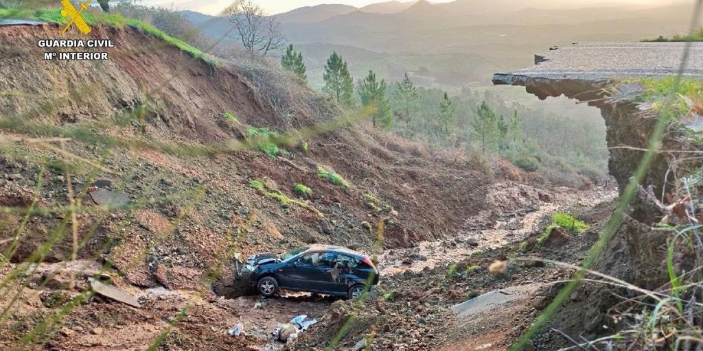Una mujer sale ilesa tras caer con su coche por un socavón de gran profundidad en una carretera de Cáceres