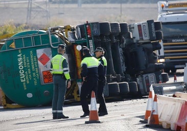 La A-4 en dirección Madrid queda completamente cortada por un camión volcado