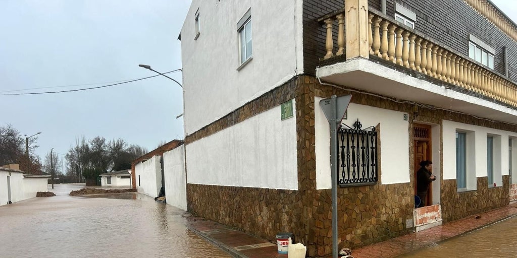 La UME rescata a un matrimonio y a su mascota atrapados por la crecida de un arroyo en Fuente el Fresno (Ciudad Real)