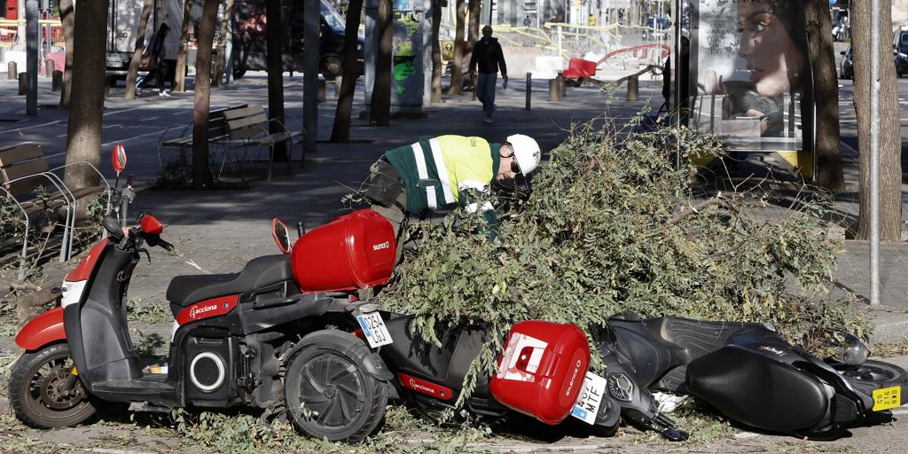 Muere una mujer de 46 años a la que le cayó parte del techo de una nave industrial por los fuertes vientos en Barcelona