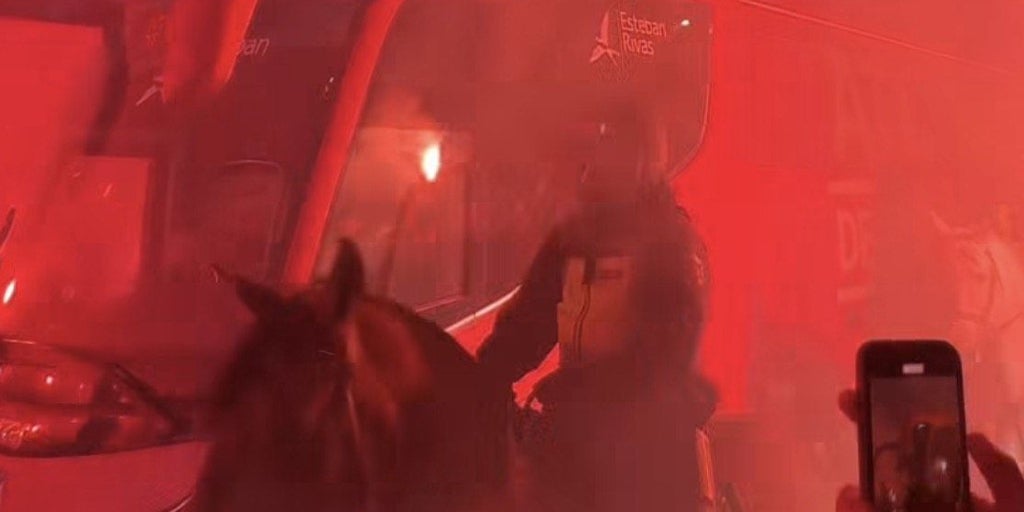 Una policía de Caballería, herida por la quemadura de bengalas en el partido del Atlético en el Metropolitano