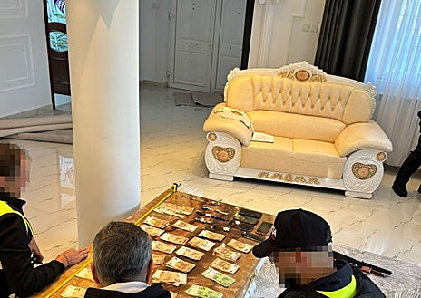 Imagem secundária 1. Acima: mansão da máfia romena que rouba o amor; abaixo está a imagem do registro