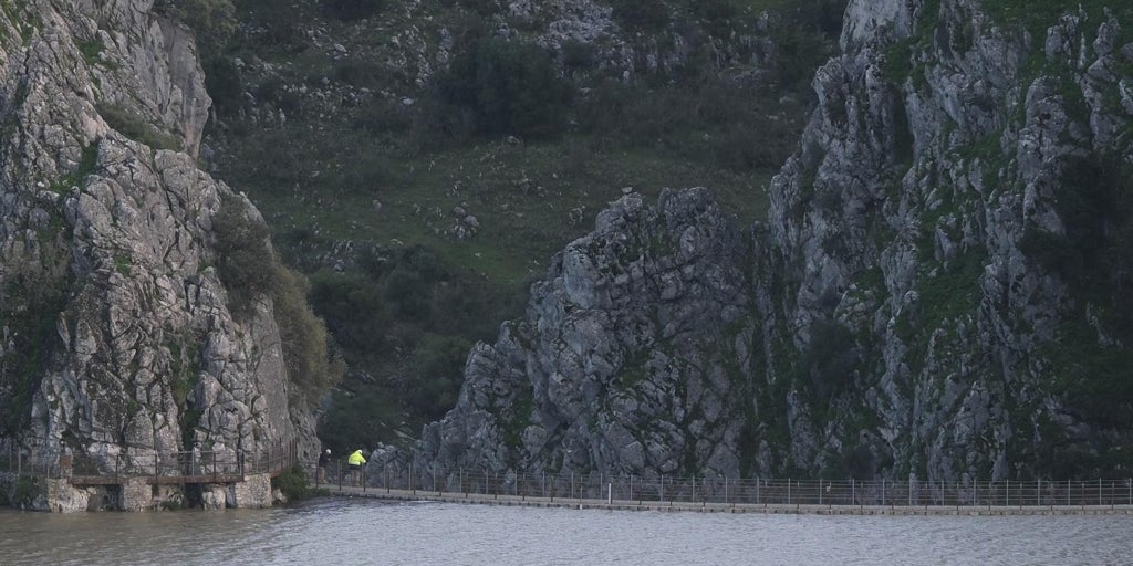 La presa 'fallida' de Montejaque rebosa y empieza a aliviar agua