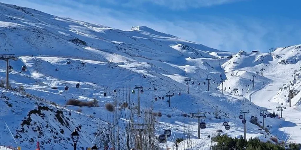 El hundimiento de la carretera de acceso deja aislada Sierra Nevada