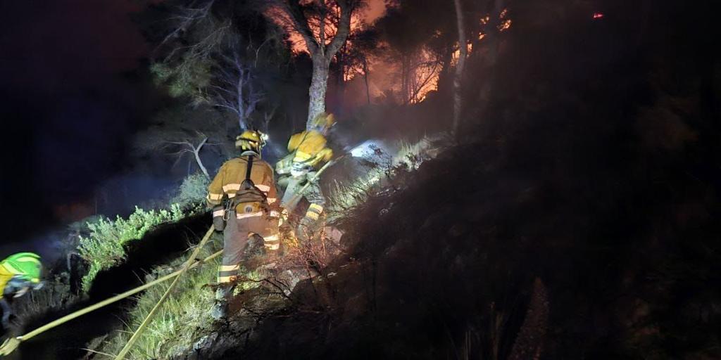 Medio centenar de personas desalojadas por un incendio forestal en Cabo Tiñoso, en Cartagena