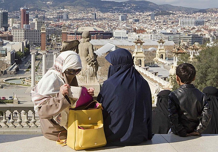 PP y Vox muestran su acuerdo con la prohibición del burka en plenas negociaciones autonómicas