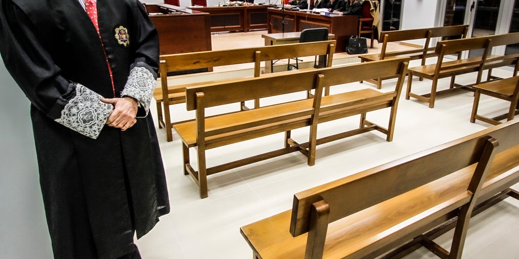 Piden cárcel para un hijo acusado de vender el piso de su padre por 90.000 euros tras engañarle en el notario