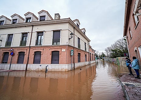 Imagen secundaria 1 - Desde el monasterio de La Vid, en la provincia de Burgos, hasta Aranda, pasando por Tudela de Duero, las inundaciones siguen y van en aumento en Castilla y León