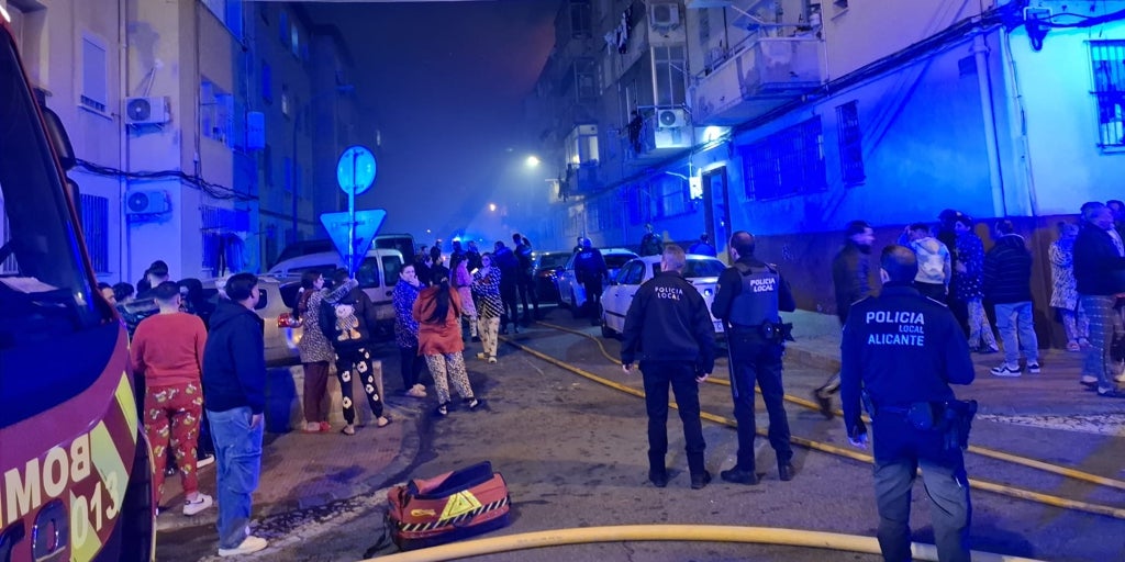 Un incendio obliga a evacuar tres edificios con techo de cañizo y deja sin hogar a 25 familias en Alicante