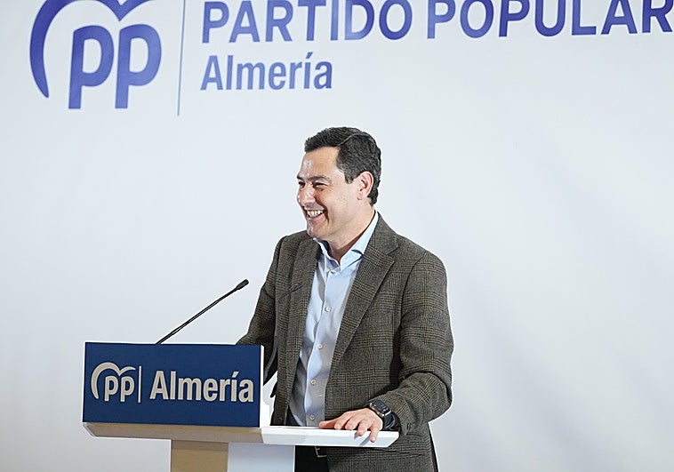 Juanma Moreno insiste en descartar un adelanto electoral y pide al PP de Almería «prepararse» para el final de la legislatura