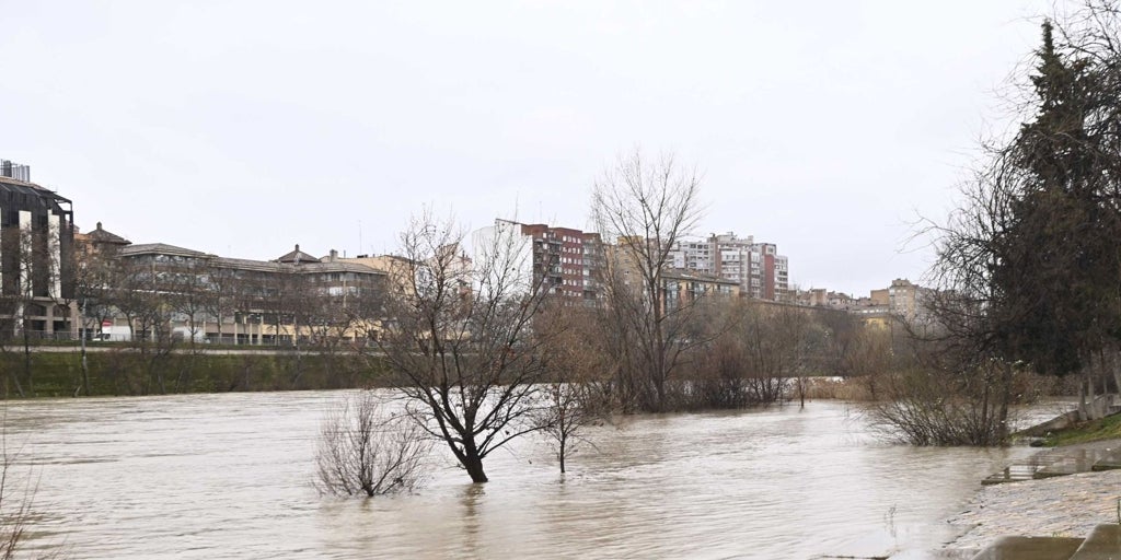 Desalojan a unas 80 personas de Los Huertos de Alfajarín (Zaragoza) por la crecida del Ebro