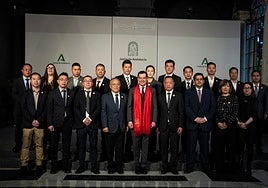 Juanma Moreno recibe a los comerciantes chinos de Andalucía en San Telmo