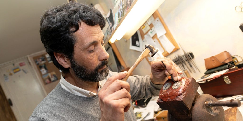 Nuevas manos forjan el futuro del arte milenario del damasquinado en Toledo
