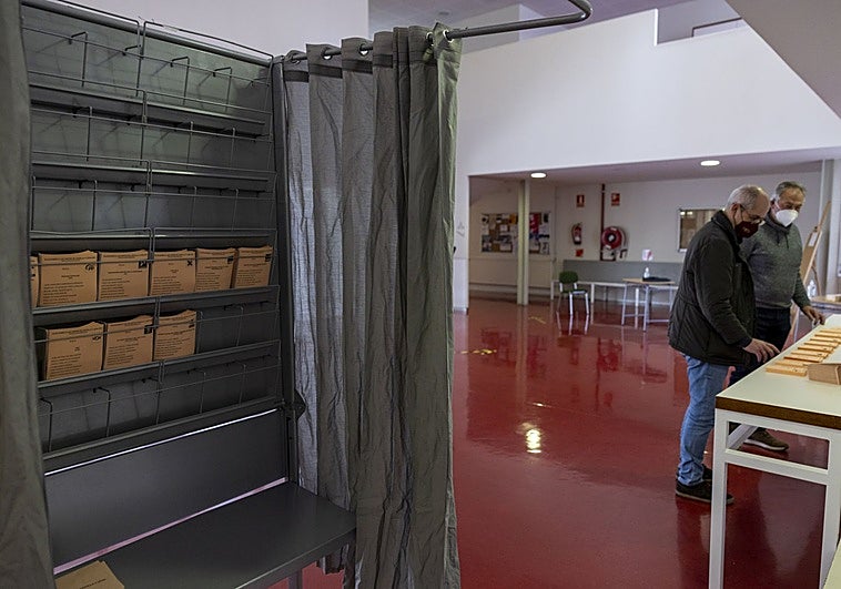 El CIS de Tezanos dibuja un escenario muy abierto en Castilla y León y frena a Vox