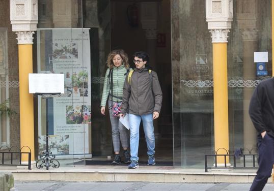 Turistas saliendo de un hotel de la capital cordobesa