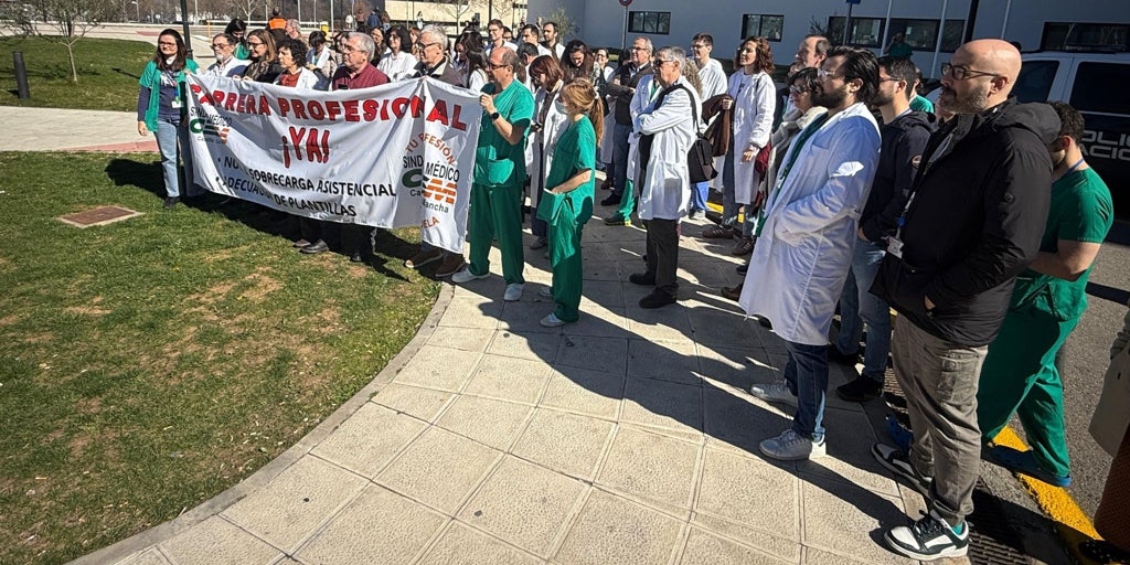 Los médicos cifran en 70.000 euros las pérdidas salariales en 14 años sin carrera profesional