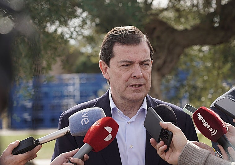 Mañueco evita valorar la encuesta del CIS, ejemplo de la «degradación» de las instituciones: «Es una broma»