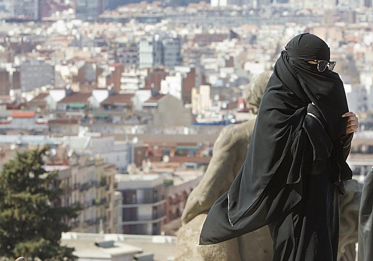 PP y Vox aprueban prohibir el acceso al Ayuntamiento de Burgos con prendas como burka y niqab