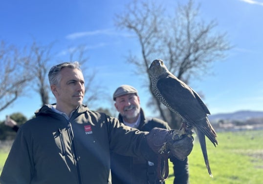 El consejero de Medio Ambiente, Agricultura e Interior, Carlos Novillo, sosteniendo una rapaz