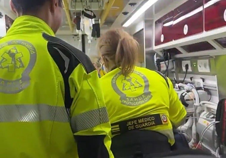 Sanitarios atienden a la víctima, este viernes