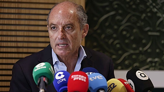 Camps encarga una encuesta que le sitúa al frente del PP valenciano contra Llorca y Catalá