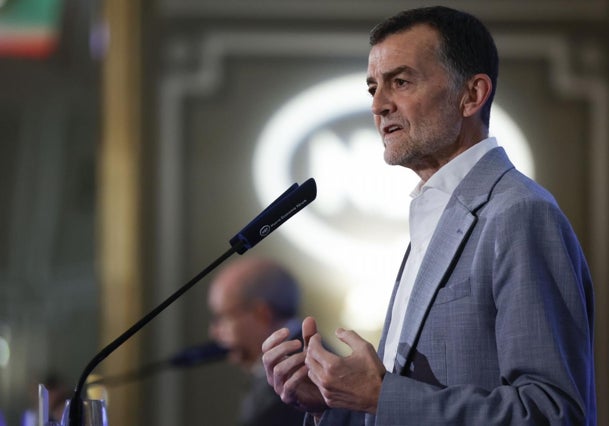 El coordinador federal de IU, Antonio Maíllo, en un desayuno informativo este lunes.
