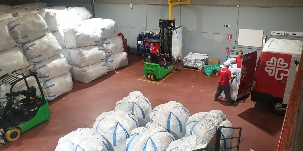 Cáritas Toledo cerró 2025 con más de 1 millón de kilos de ropa usada recogida