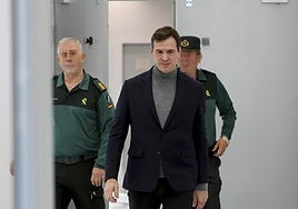 La Audiencia de Badajoz exige al hermano de Sánchez que comunique su domicilio para citarlo