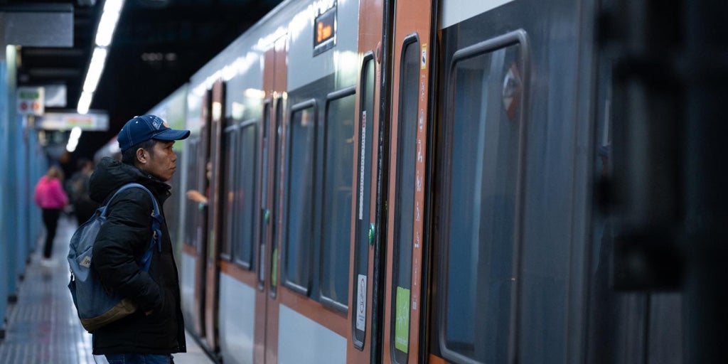 Tren de Ferrocarriles de la Generalitat de Catalunya en una estación con pasajeros esperando en el andén