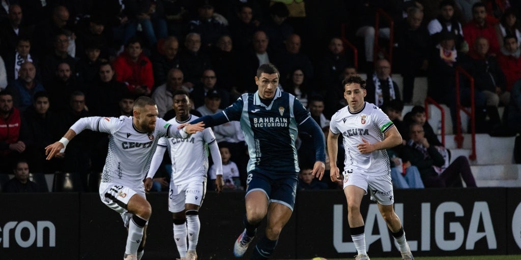 Jugadores del Córdoba CF y AD Ceuta disputando un balón en el Alfonso Murube