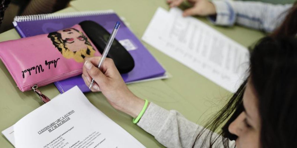 Llorca saca la «literatura catalana» del currículum de Bachillerato valenciano con quejas nacionalistas