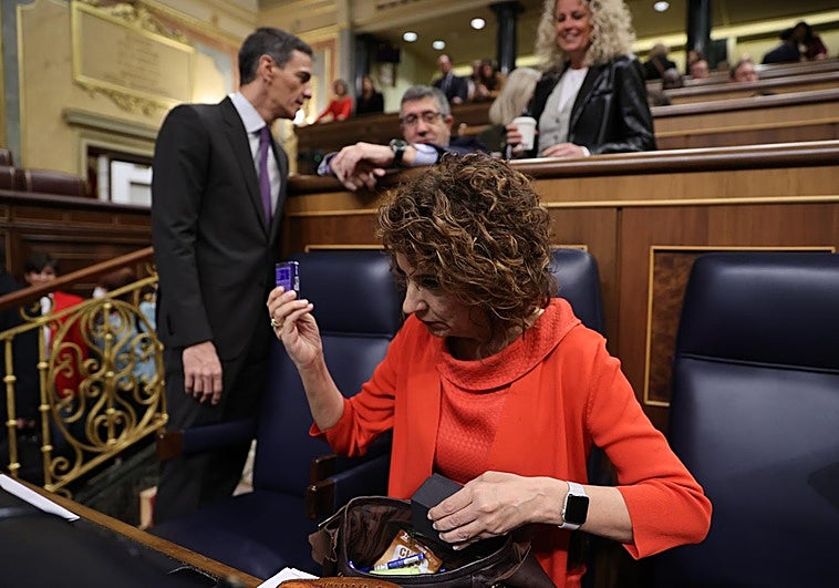 Bendodo, a María Jesús Montero: «¿Cómo tiene la cara de prometer 100.000 viviendas en Andalucía tras no hacer ni una?»