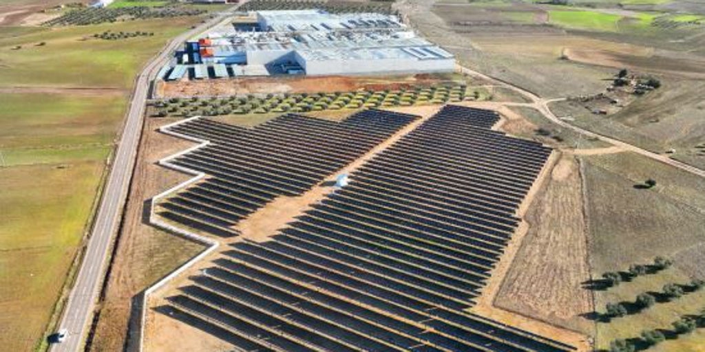 Laboratorios Indas inaugura una nueva planta solar en su fábrica de Novés