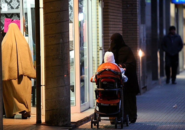 Zaragoza y Huesca impedirán entrar con burka o el rostro tapado en dependencias municipales