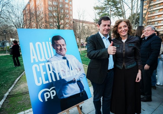 El candidato del PP, Alfonso Fernández Mañueco, en el acto en Valladolid, con la cabeza de cartel por esta provincia, María Pardo