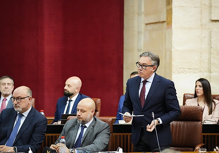 Juanma Moreno se desmarca de Feijóo y se aleja de Vox: «Quieren cerrar el Parlamento»