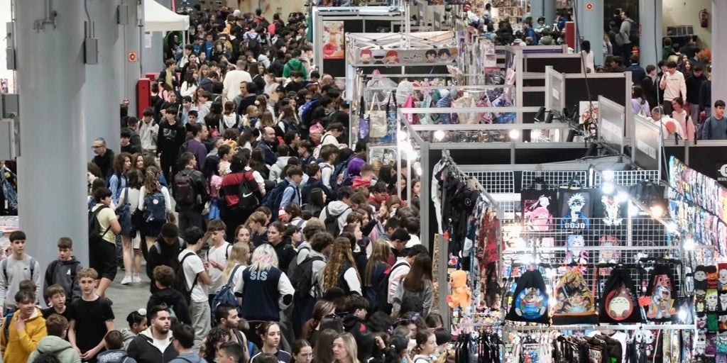 Miles de jóvenes llenan el Salón del Cómic de Valencia en su apertura