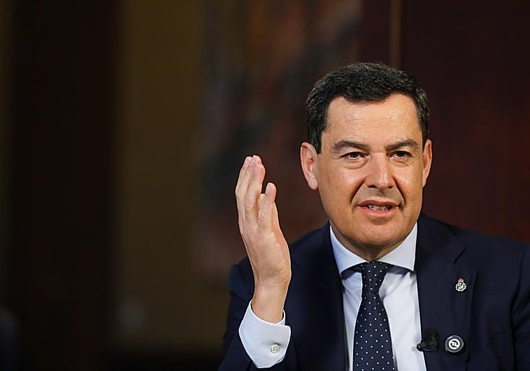 Juanma Moreno:  «En unos temas coincido más con Ayuso y en otros con Felipe González»