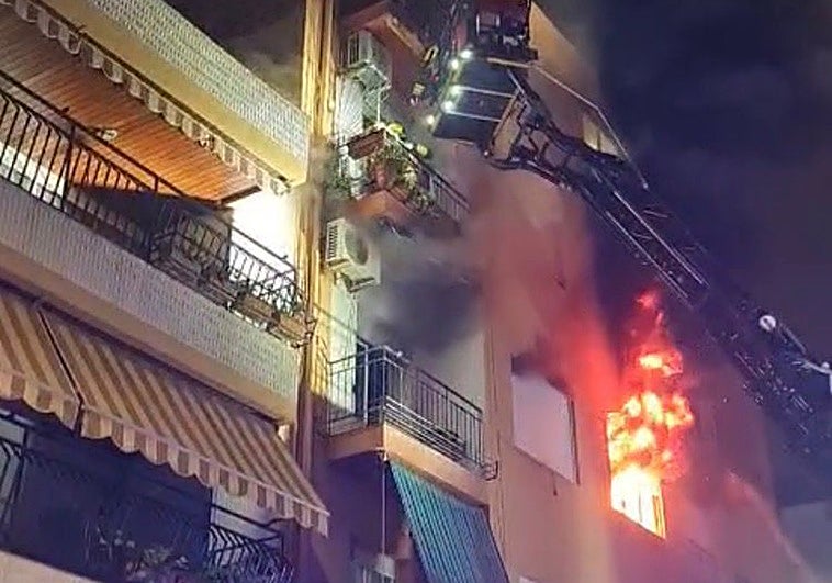 Siete heridos por un incendio doméstico nocturno en el centro de Alicante
