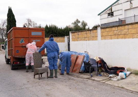 Operarios realizan la recogida de enseres en zonas que sufrieron las inundaciones