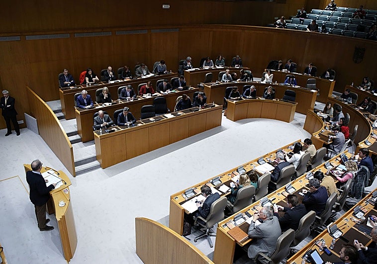 Las Cortes de Aragón se constituyen este martes con la Presidencia de la Mesa como termómetro de las negociaciones entre PP y Vox