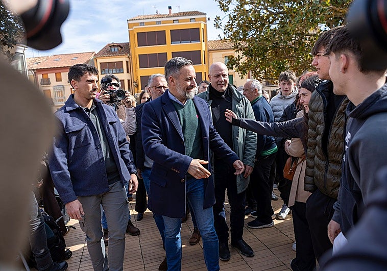 Abascal afea a Mañueco que saque la «chequera» de «bonos y ayudas» en campaña