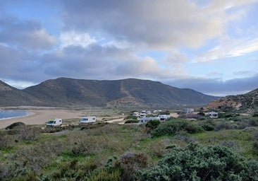 La masificación de autocaravanas obliga a desalojar y cerrar áreas de aparcamiento en Cabo de Gata-Níjar