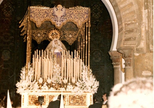 La Virgen de las Lágrimas sale de la Catedral en 1986