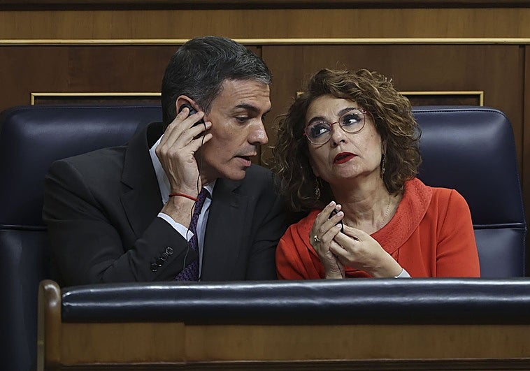 Pedro Sánchez y María Jesús Montero en el Congreso.