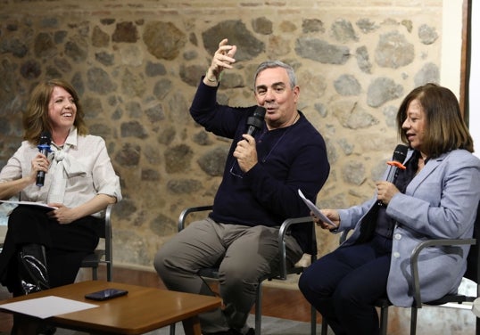 Quique Jiménez Silva con las periodistas Ana Jiménez y Teresa Martín Tadeo, que le han acompañado en la presentación.