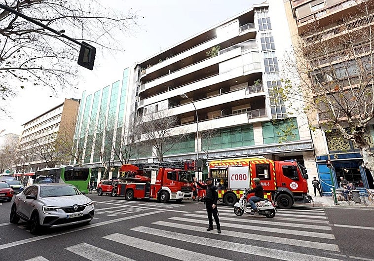 Camiones de bomberos en el lugar del siniestro.