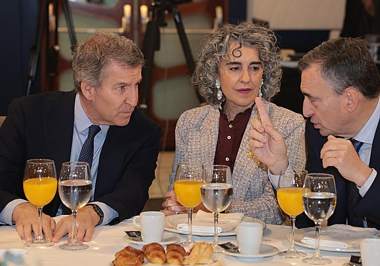 El presidente de PP, Alberto Núñez Feijóo, junto al líder del PNV, Aitor Esteban, este miércoles en Bilbao